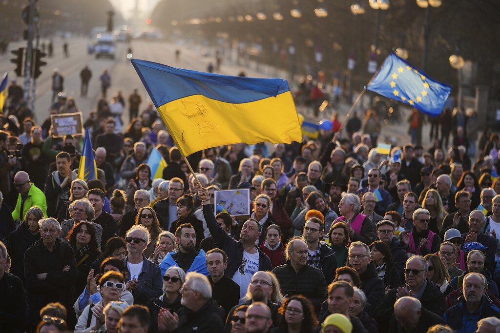 Corupția îi îngrijorează pe ucraineni mai mult decât bombardamentele: 72% îl consideră responsabil pe Zelenski pentru anturajul său