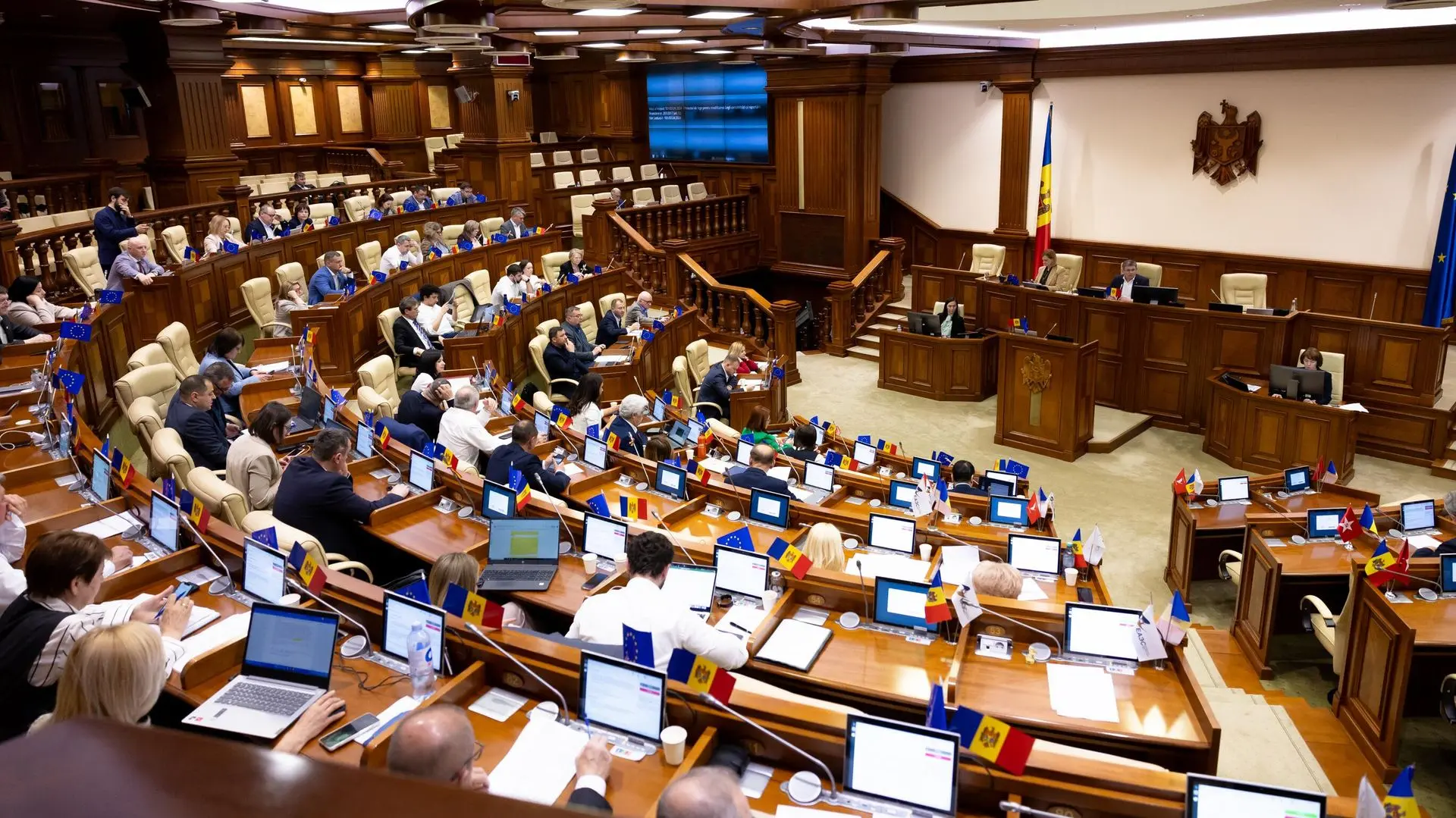 Газ, учебники, фемицид, армия: PAS не поддержала ни одну из 15 инициатив оппозиции
