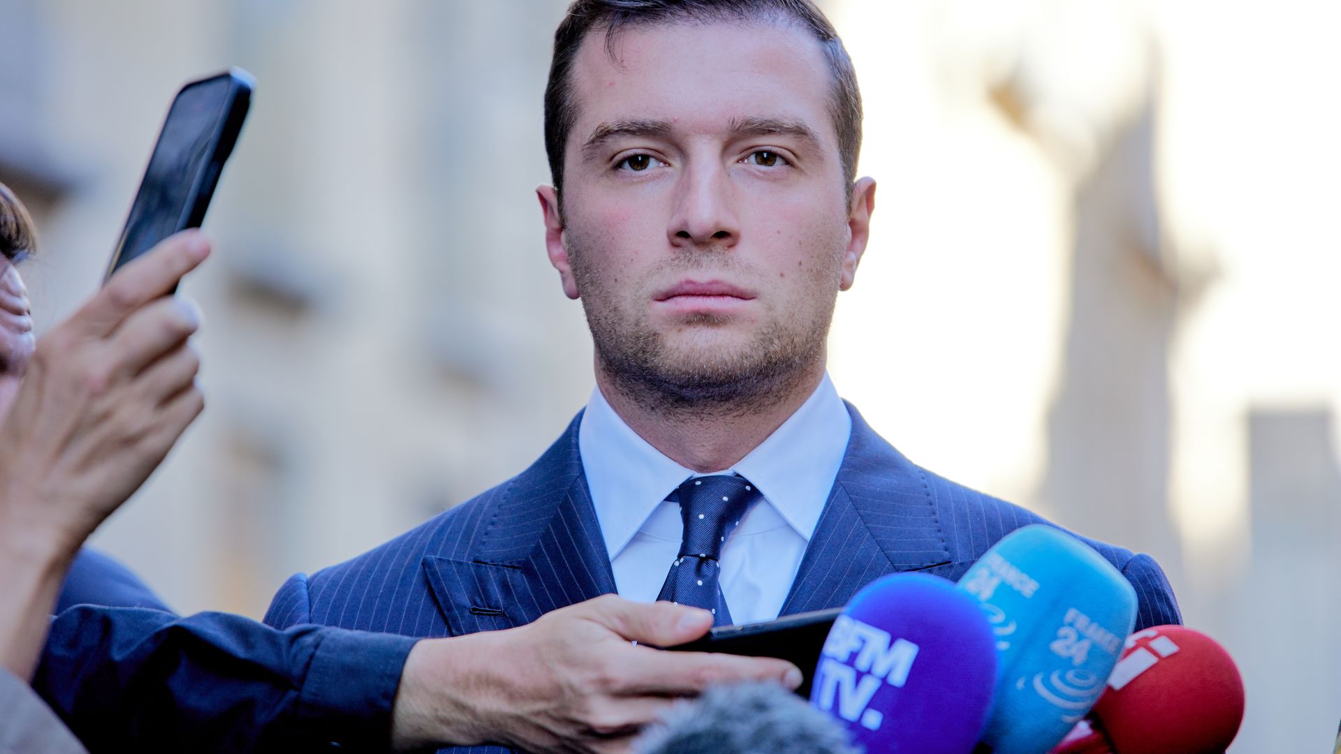 Скандал во Франции перед выборами: Барделлу обвинили в антисемитских высказываниях. Он назвал их «грубыми подделками»