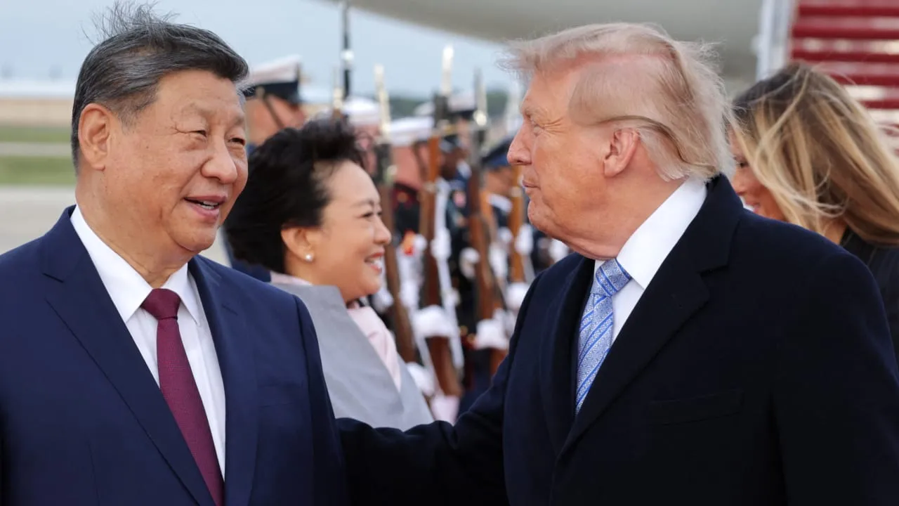 Си Цзиньпин прибыл в США. Трамп и Мелания лично встретили его в аэропорту во время церемонии с пролётом военной авиации