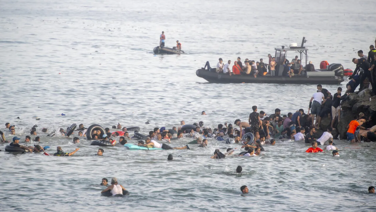Scandal pe plajă. O barcă plină cu imigranți a fost alungată de turiști din Sardinia