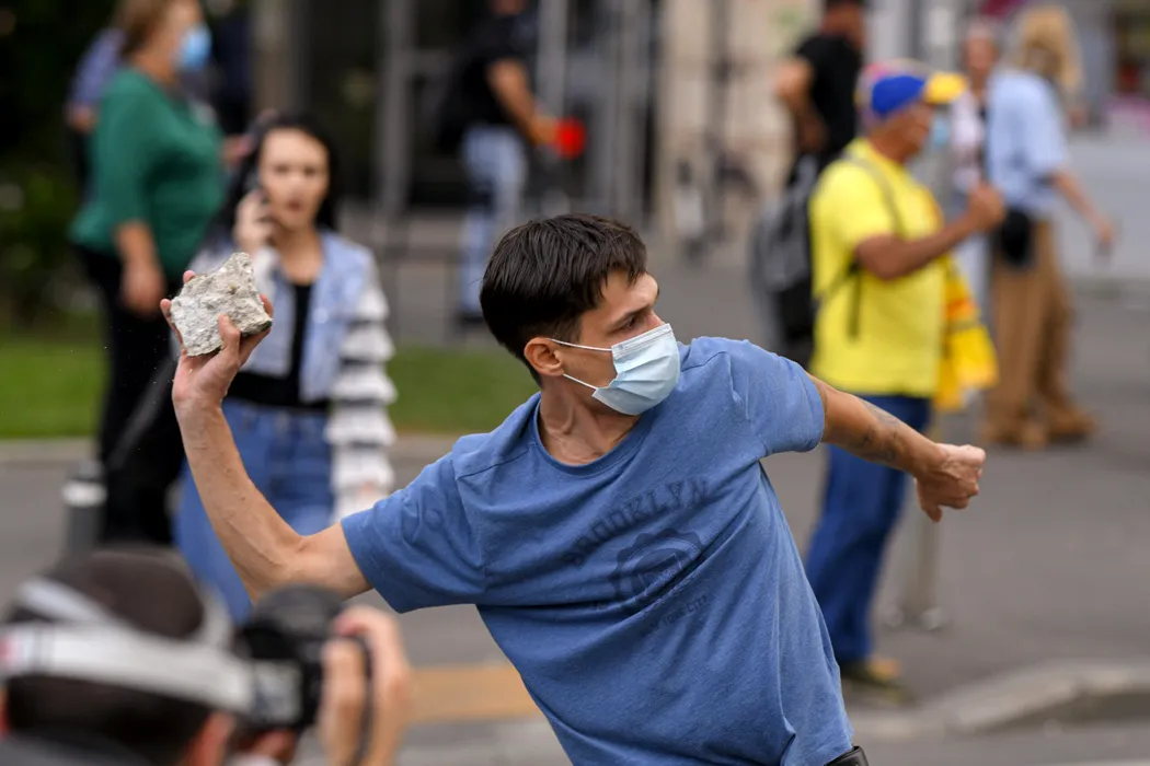 Violențele s-au reluat în Piața Victoriei: Manifestanții aruncă din nou cu sticle și pietre în jandarmi