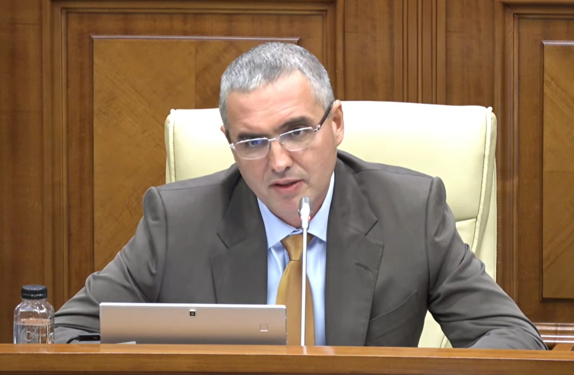 „Asta e piz*eț”. Usatîi a răbufnit în Parlament după ce PAS nu a susținut Ziua memoriei victimelor violenței domestice