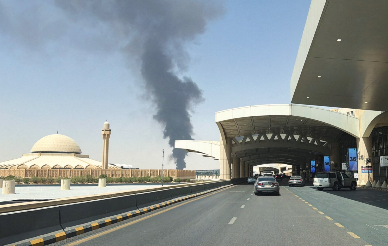 Alerte în Arabia Saudită. Flăcări și fum negru lângă aeroportul din Riad