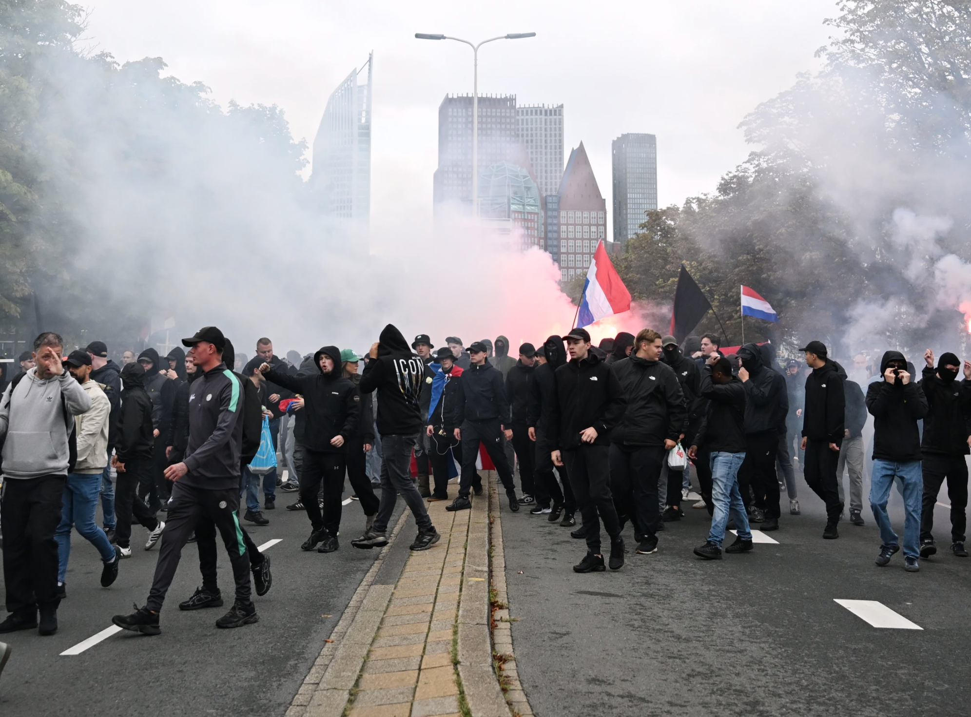 Протест против миграции в Гааге перерос в столкновения с полицией