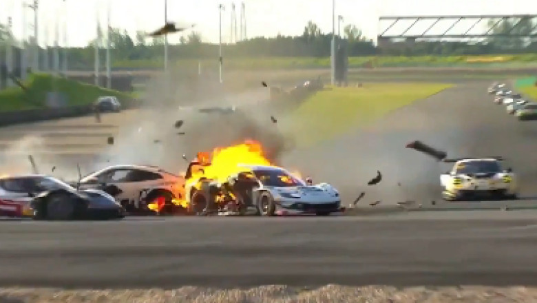 Pilotul Ollie Millroy, salvat din maşina în flăcări la GT China
