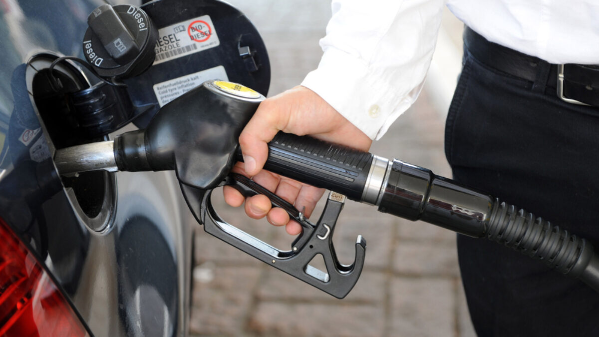 România încearcă să tempereze scumpirea motorinei prin reducerea accizei cu 25%. În Moldova, litrul a trecut de 35 de lei