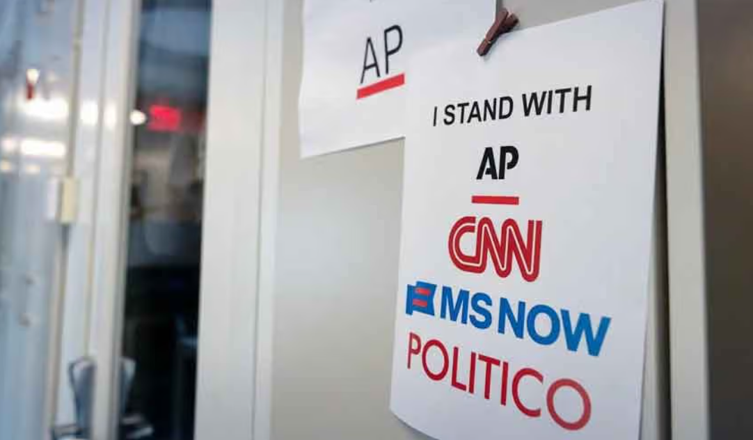 Суд обязал Белый дом вернуть пропуска журналистам CNN, MS NOW и Politico после запрета Трампа