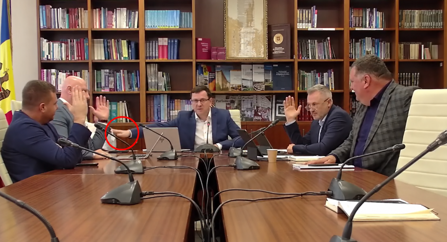 Так выглядит «свобода» голосования в PAS. Спэтарь ударил Синкевича по руке после того, как тот проголосовал вместе с оппозицией