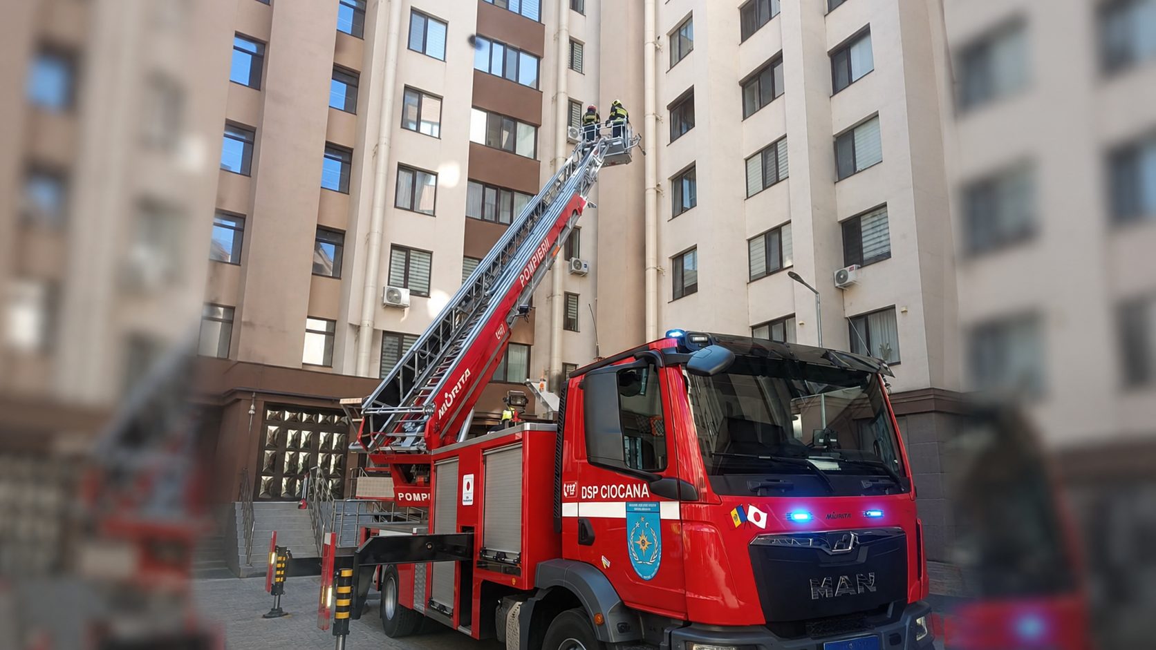 Fetiță de 2 ani și jumătate, blocată singură într-un apartament la etajul 5. Salvatorii au intrat pe geam