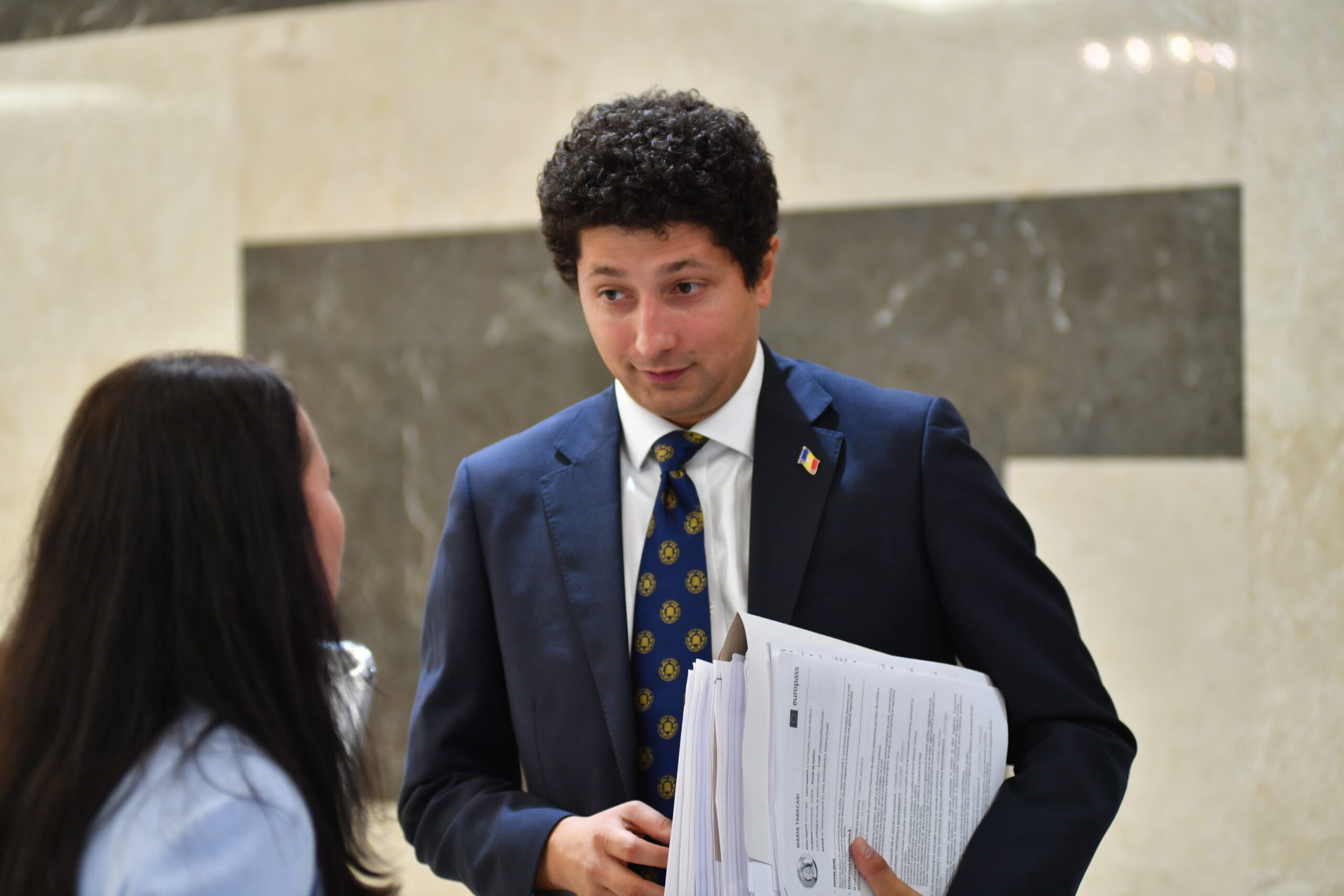1.000 de lei înainte de alegeri — ajutor, după alegeri — „populism”: Marian critică inițiativa socialiștilor