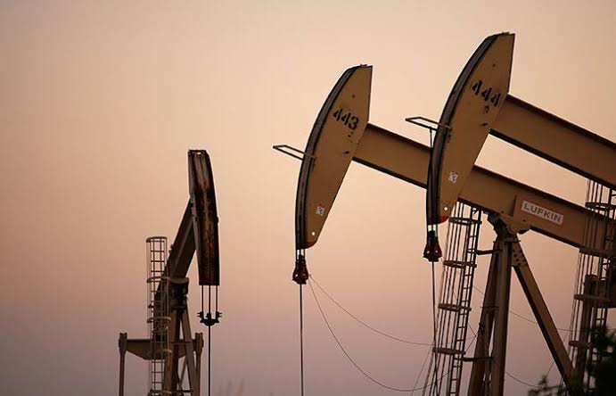 Prețul petrolului a depășit 105 dolari pe baril