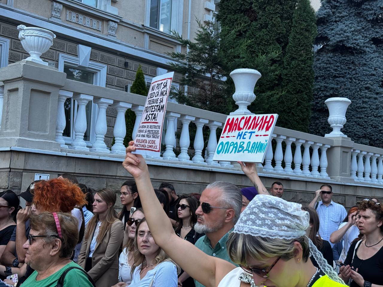 Десятки людей собрались у здания МВД после трагедии в Мэгдэчешть
