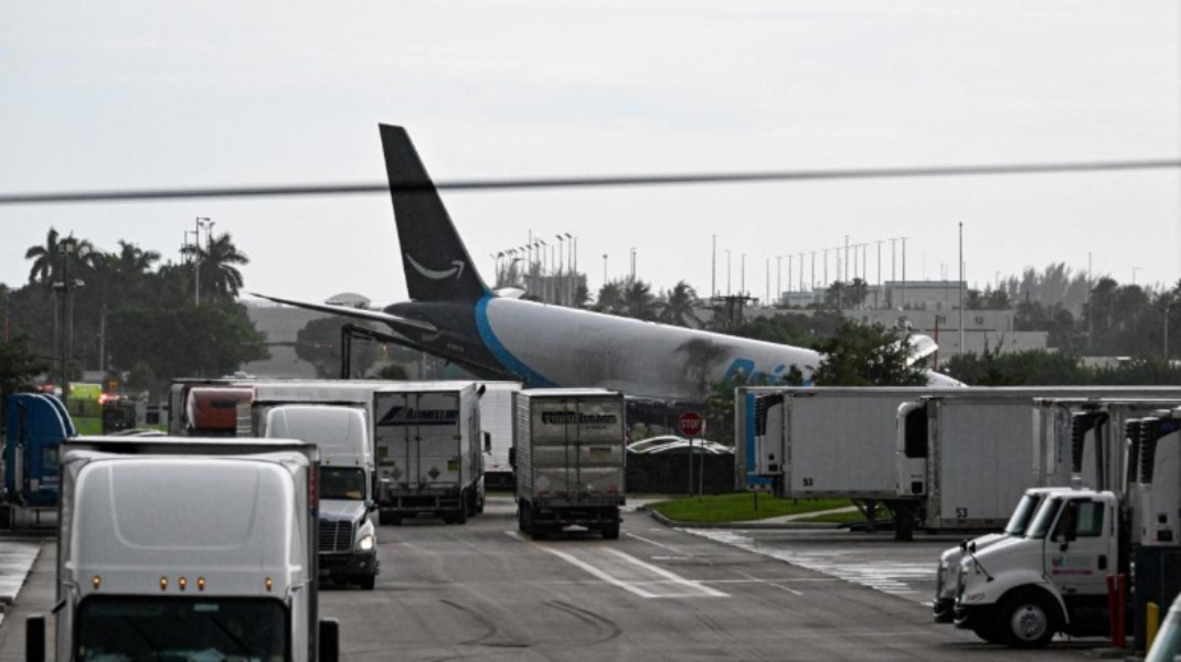 Un Boeing cargo a ieșit de pe pistă pe aeroportul din Miami. Cinci persoane au murit