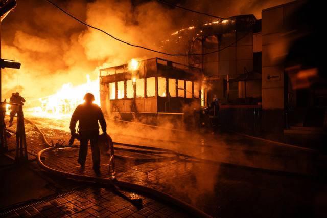 Rusia a reluat atacurile asupra Kievului după pauza din perioada negocierilor: două persoane au murit