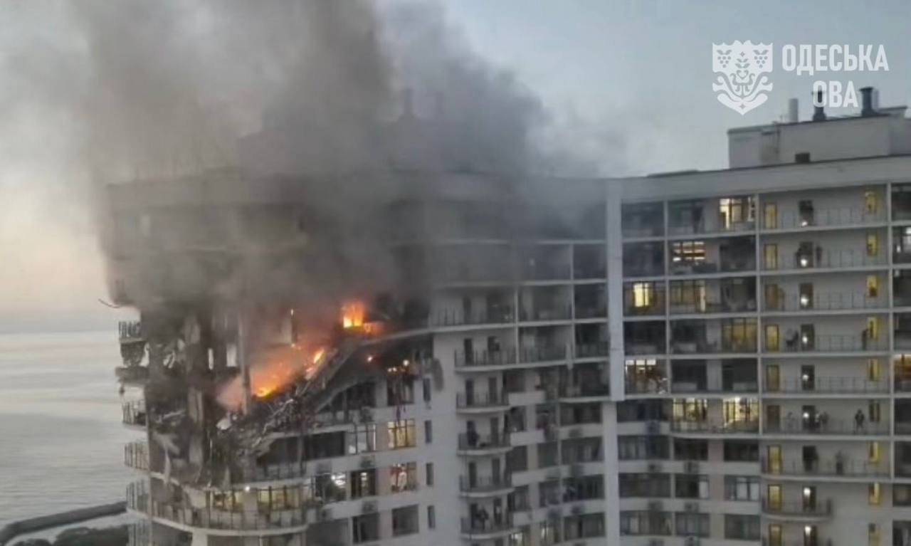 La Odesa, o dronă a lovit un bloc de locuințe: a izbucnit un incendiu, sunt răniți