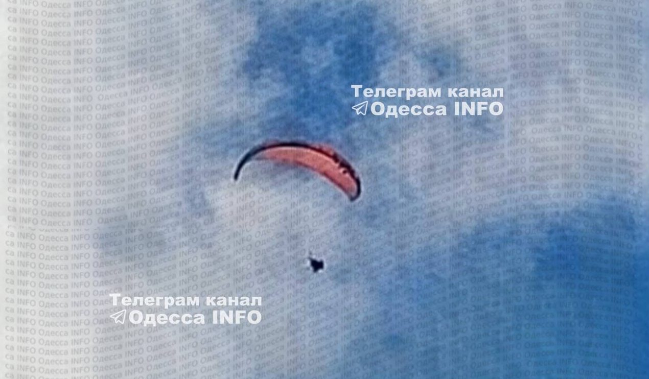 Momentul în care un bărbat din Ucraina a trecut frontiera spre Moldova cu motoparapantul