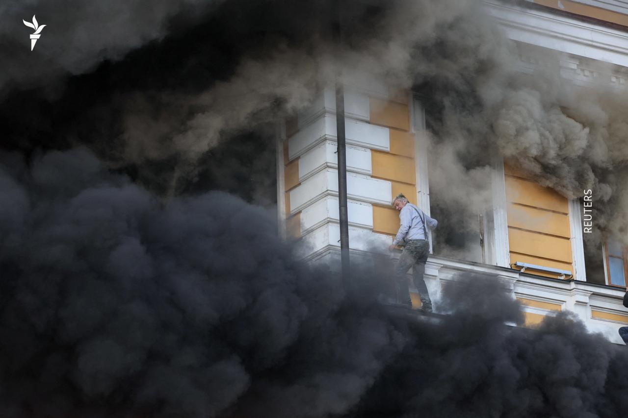 В Киеве после российской атаки загорелось здание Национальной академии наук, люди пытались спастись через окна здания