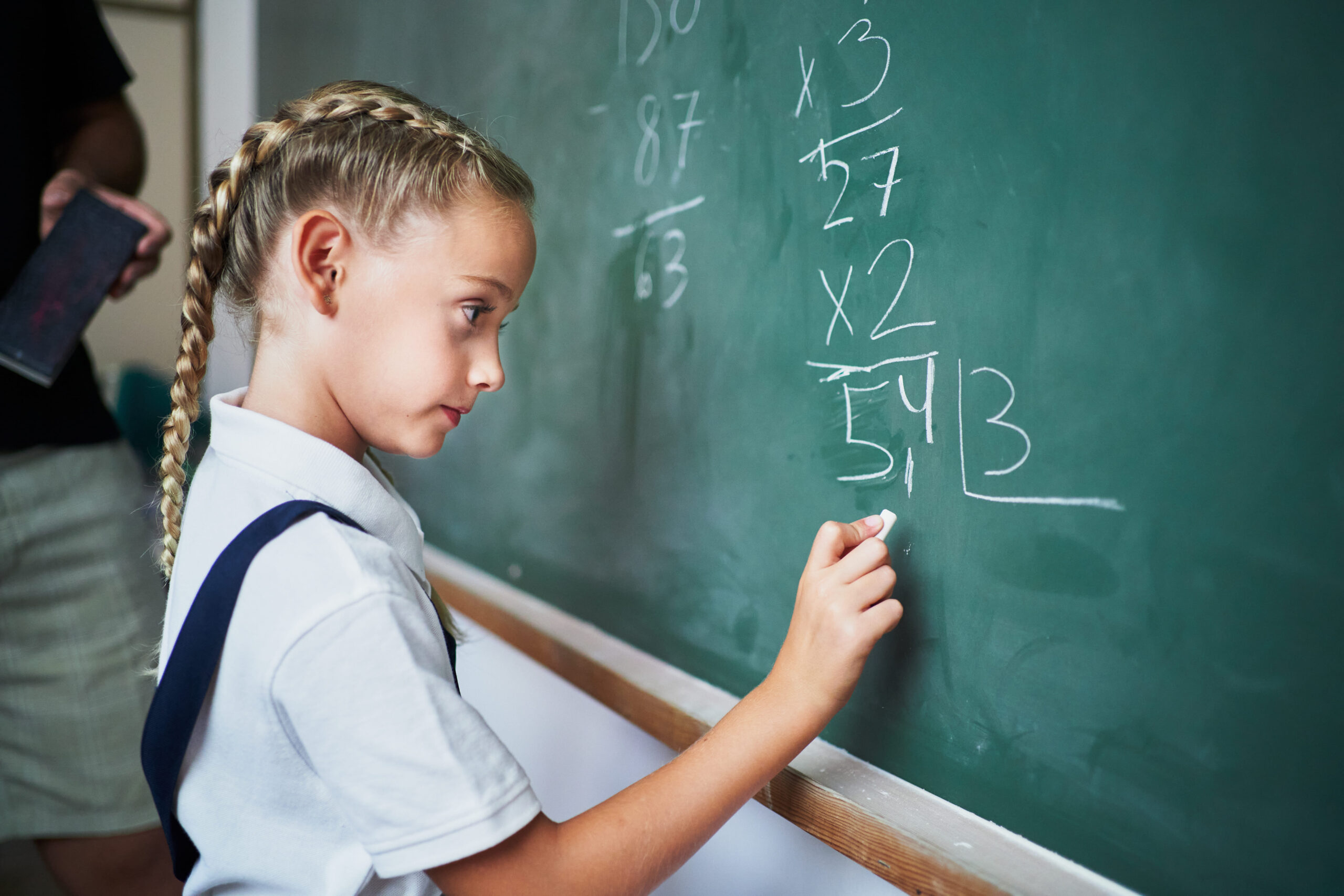 Elevii din Moldova au rezultate mai slabe la citire și matematică: PISA 2025 arată un declin la nivel global
