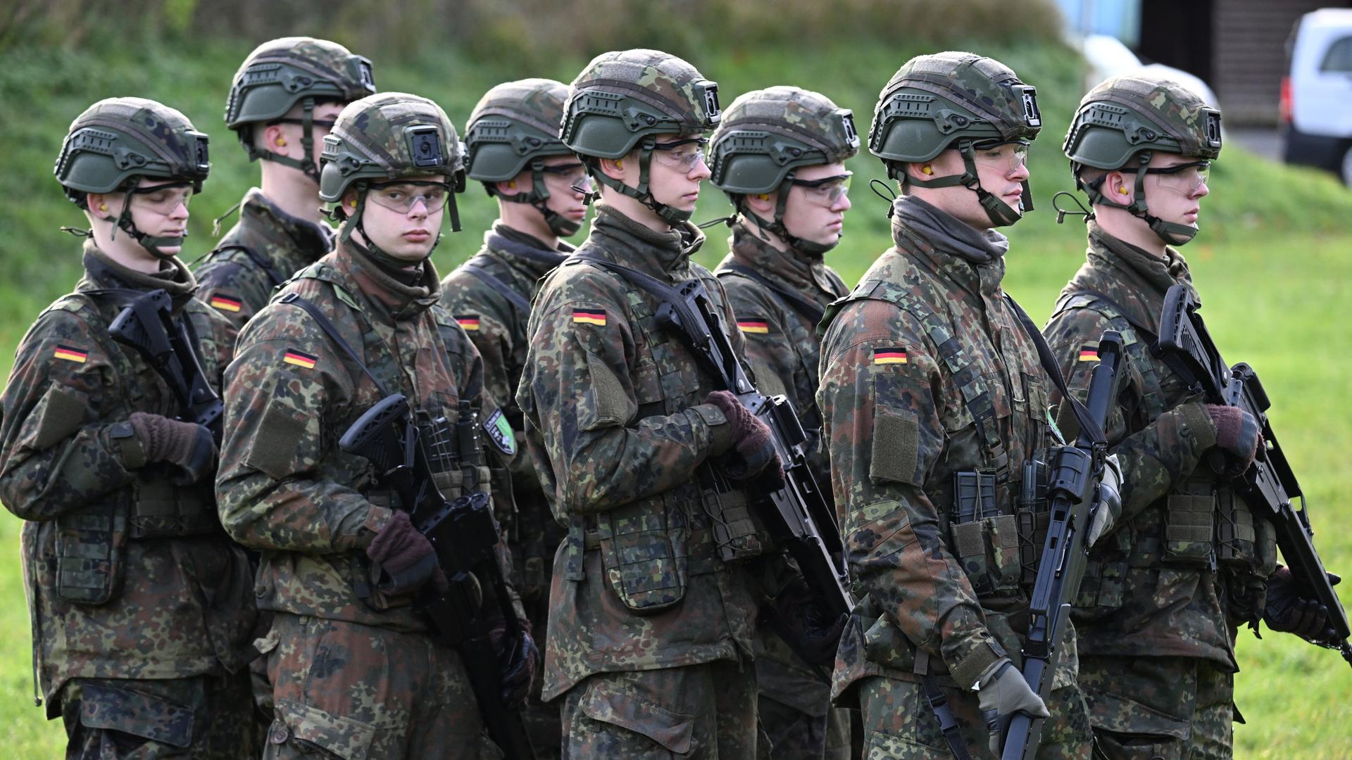 По всей Германии школьники выходят на протесты против военной службы. Запланировано около 100 демонстраций