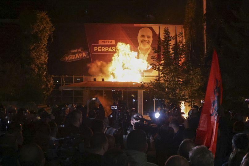 Tirana, cuprinsă de proteste: manifestanții incendiază tomberoane, iar poliția intervine cu tunuri de apă