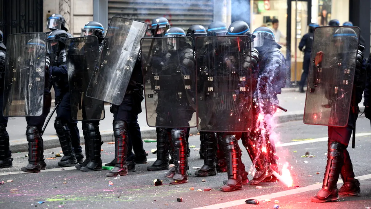 Franța a luat în calcul blocarea rețelelor sociale și a internetului mobil pe fondul protestelor