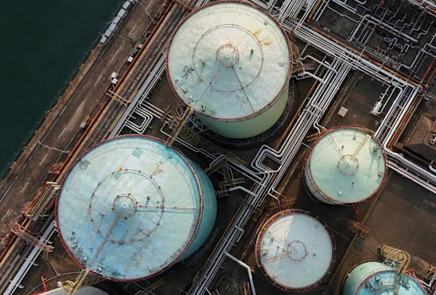 Китай приостановил экспорт топлива. Нефть превысила $100 за баррель