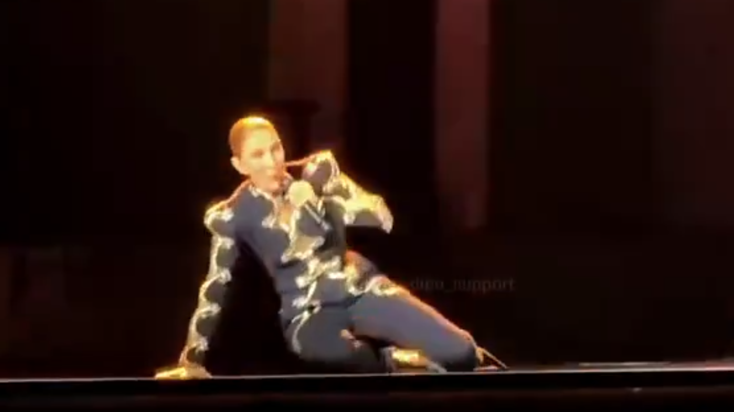 Селин Дион упала во время концерта