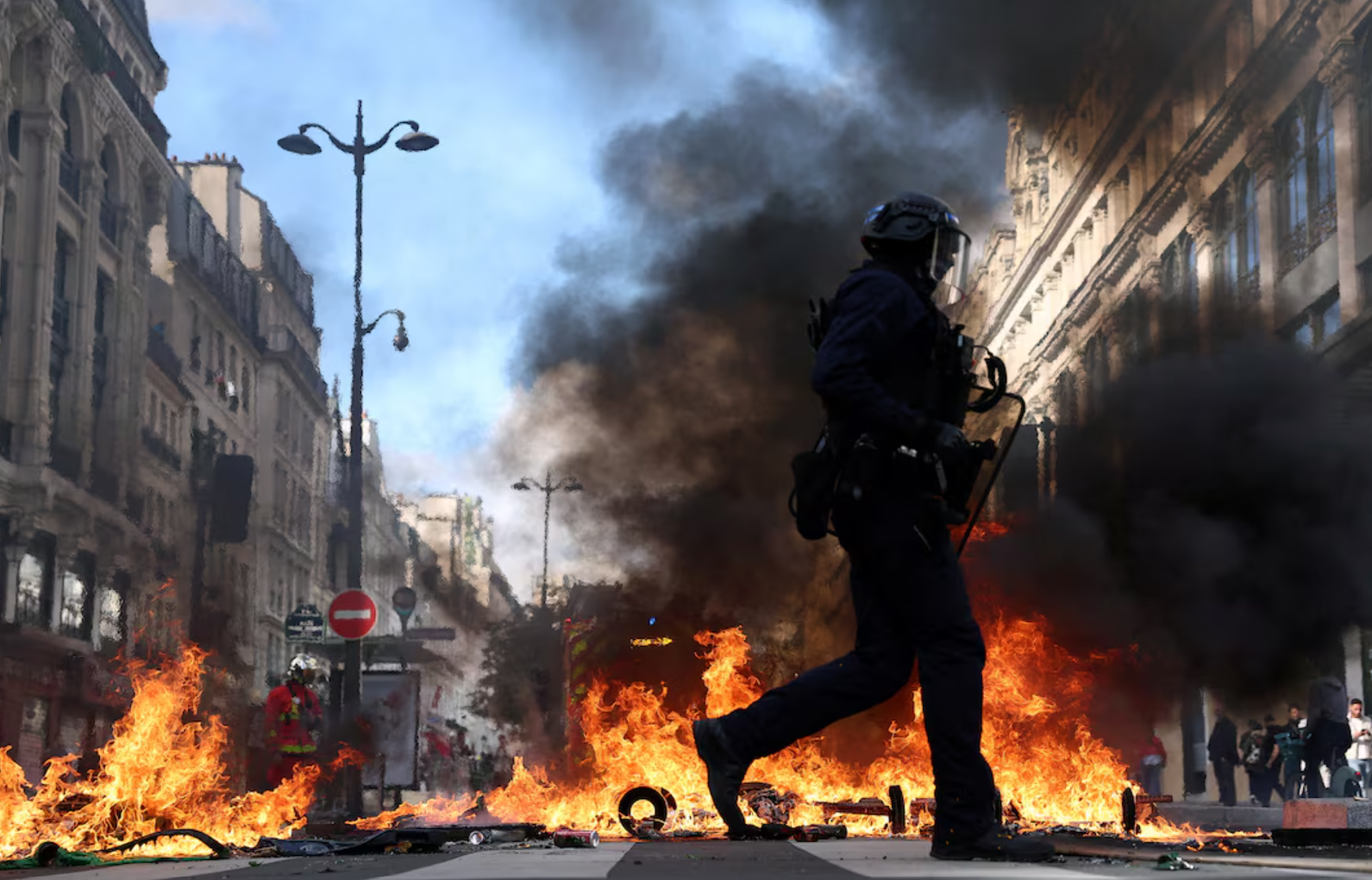 Un manifestant a murit la Paris în timpul protestelor violente din Franța!