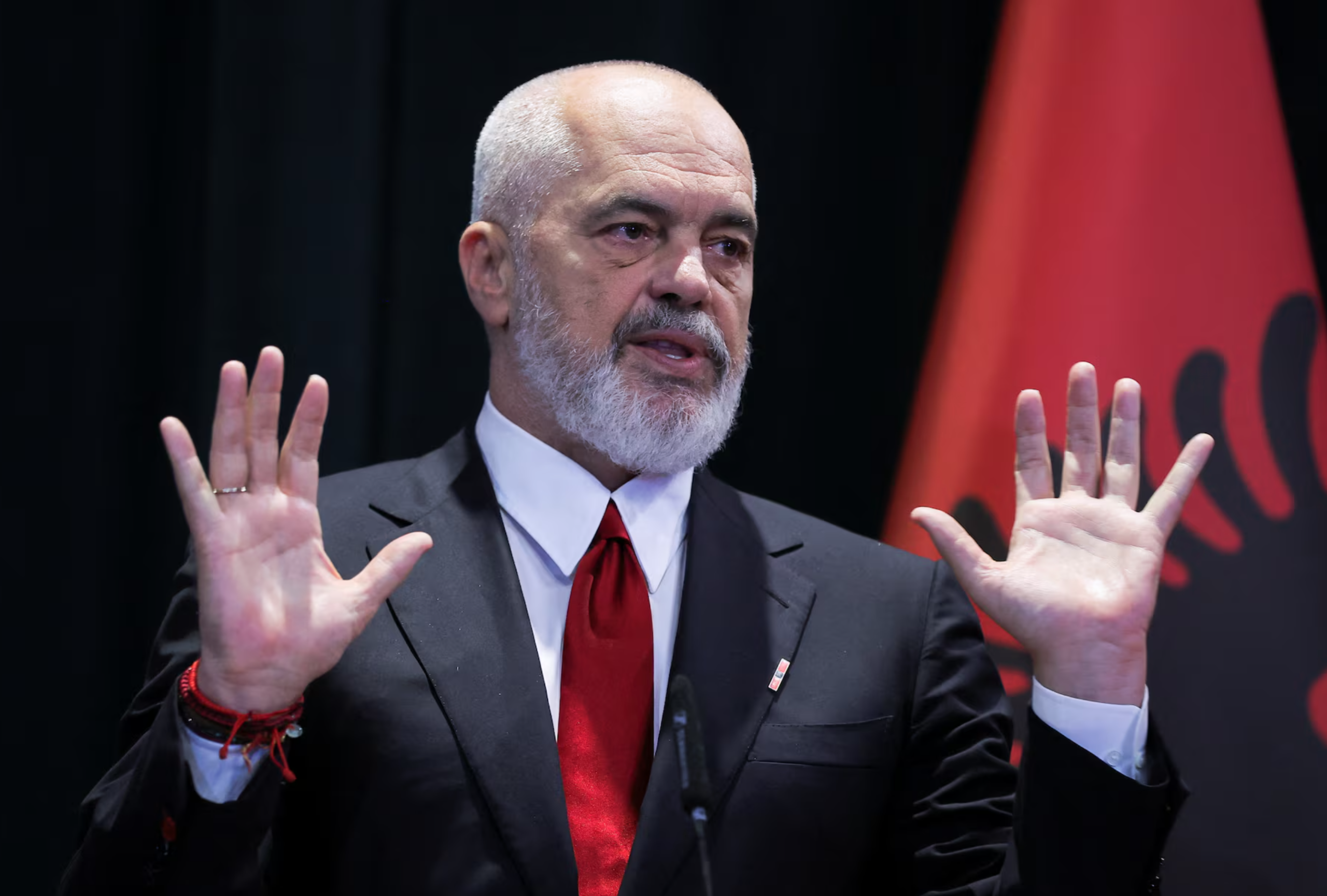 Premierul Albaniei refuză să demisioneze în urma protestelor violente şi avertizează că aderarea ţării la UE este în pericol