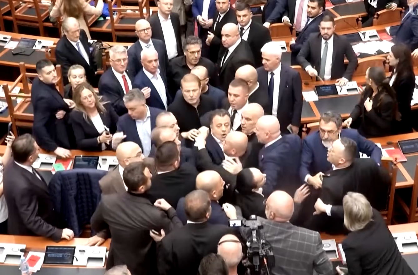 Bătaie în Parlamentul Albaniei! Deputații puterii și opoziției s-au încăierat pe fondul protestelor studențești