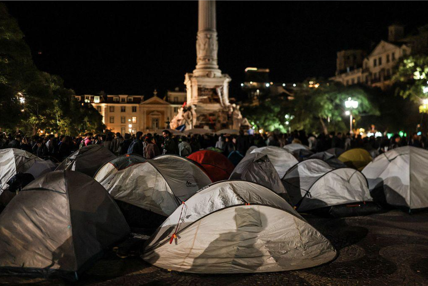 De la proteste pașnice la confruntări violente: noapte cu arestări și incendii în Europa