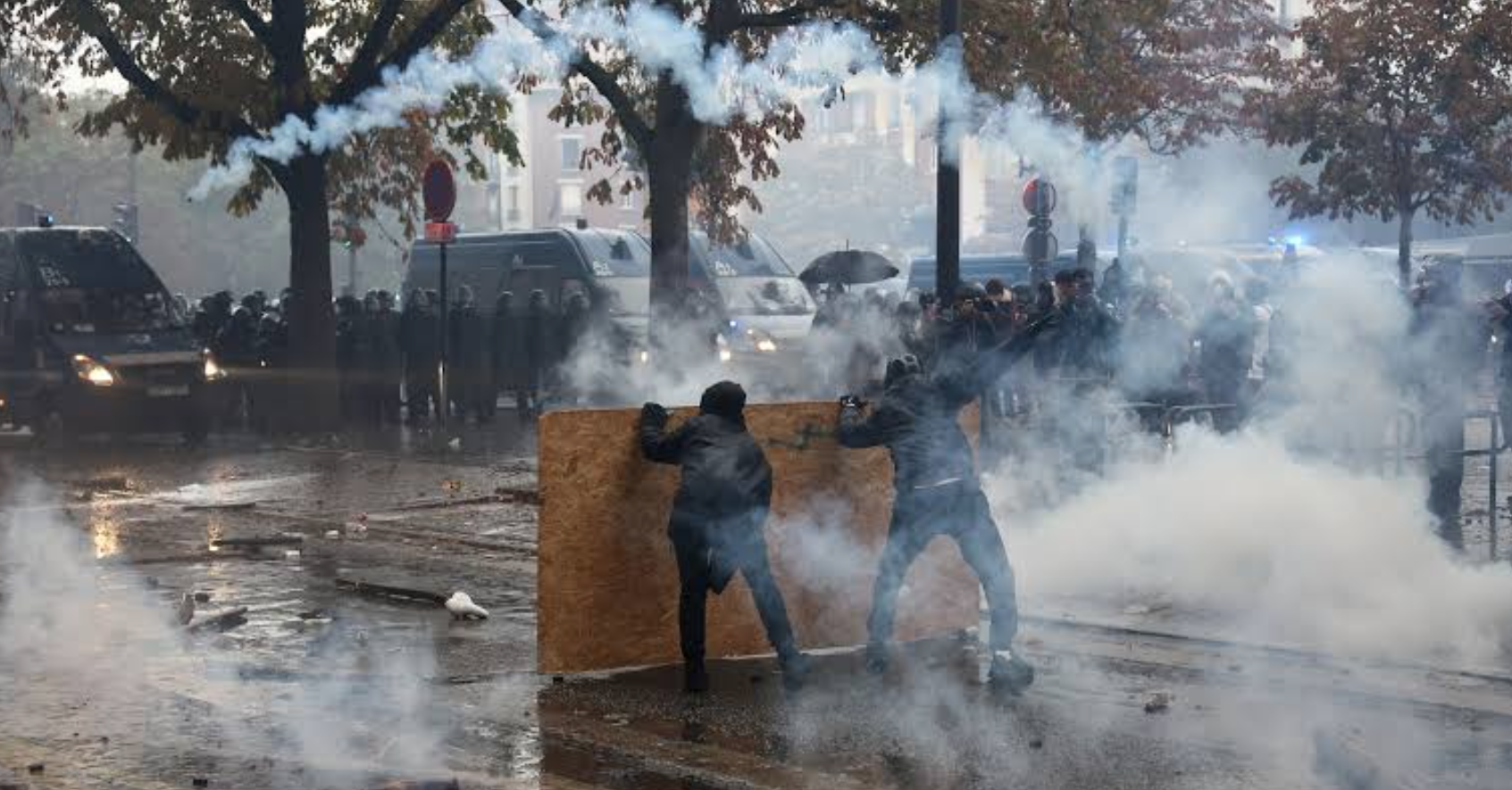 Францию ждёт новая волна протестов! Более 1300 задержанных, профсоюзы объявили новые акции и общенациональную забастовку