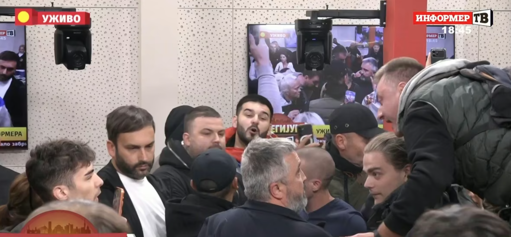 Scandal în Serbia! Protestatarii au pătruns în studioul unei televiziuni apropiate de Vučić și au întrerupt emisia în direct