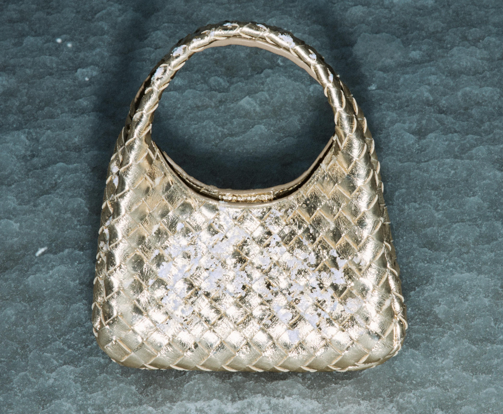 Genți strălucitoare, pantofi cu blană și bijuterii! Bottega Veneta a lansat o colecție specială pentru sărbători