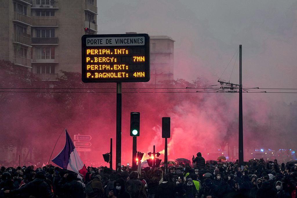 Până la 500 de mii de oameni au protestat în Franța: confruntări cu poliția, gaze lacrimogene și sute de persoane reținute