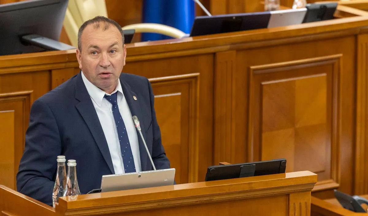 Pe fondul întrebărilor privind o posibilă scurgere de date, un deputat PAS propune majorarea salariilor la instituția unde lucrează soția sa