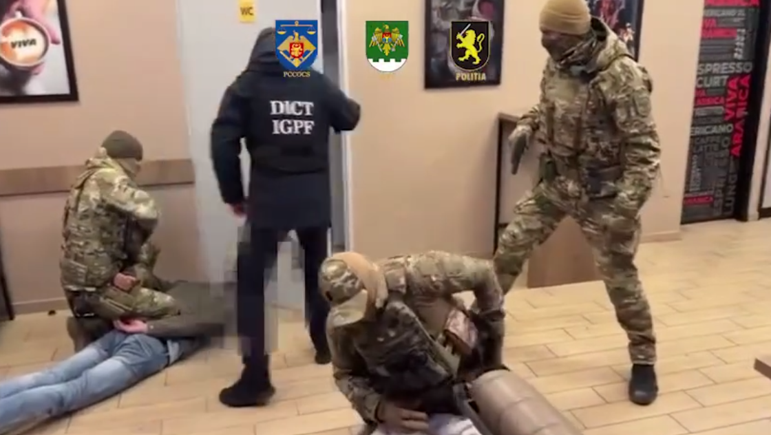 Непальцев обещали переправить через Прут за €9 тысяч, но вывезли в карьер и напали с ножом: четверым вынесли приговоры