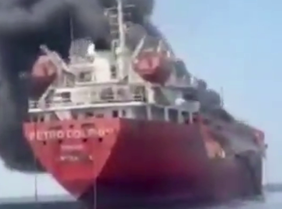 Un petrolier cu 750.000 de barili de țiței la bord a lovit o mină și a luat foc în Strâmtoarea Ormuz