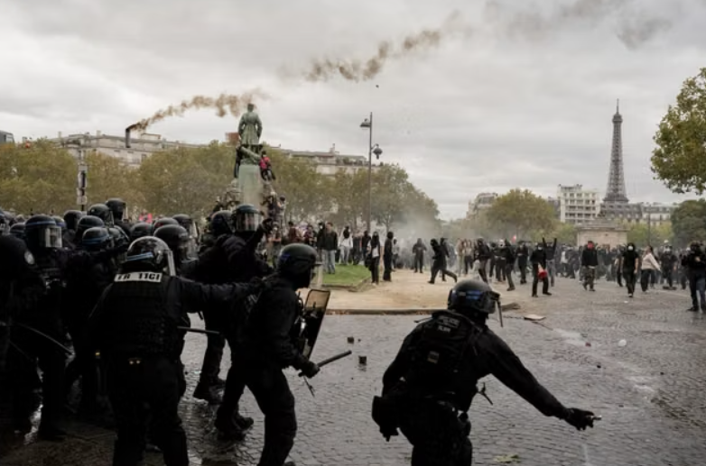 Proteste masive în Franța: până la 480.000 de oameni au ieșit în stradă, iar 90% dintre universități au fost blocate