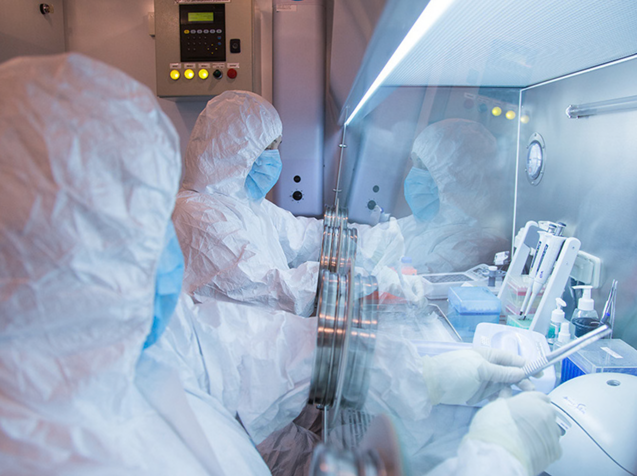 Inteligența artificială ar putea facilita dezvoltarea armelor biologice: serviciile britanice de informații avertizează asupra noilor amenințări