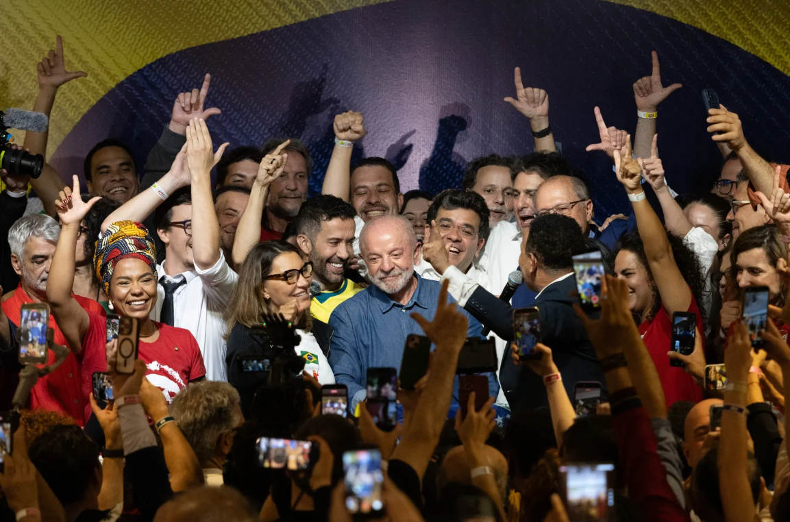 Lula da Silva a câștigat alegerile din Brazilia și va începe un al patrulea mandat prezidențial, un record pentru țară