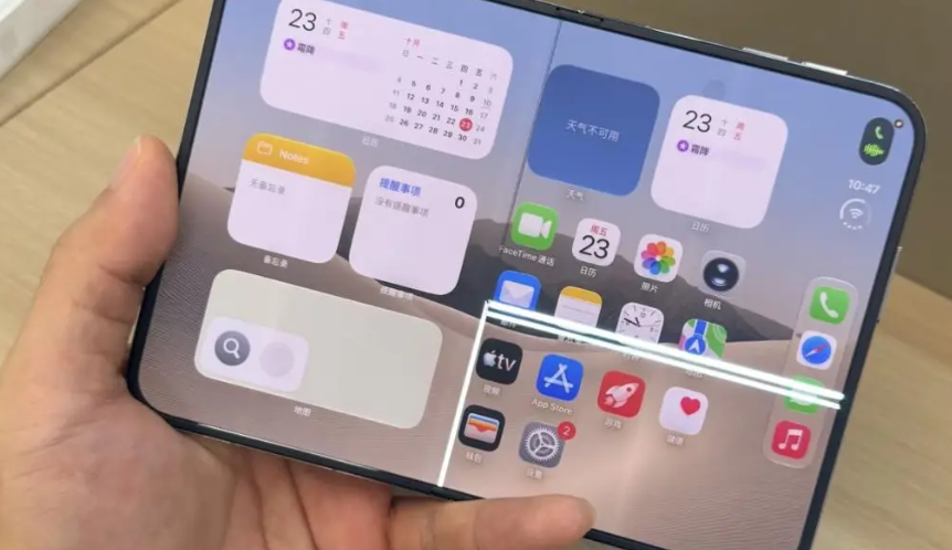 Primul iPhone pliabil începe cu probleme. Mai multe ecrane s-au fisurat chiar lângă balama 