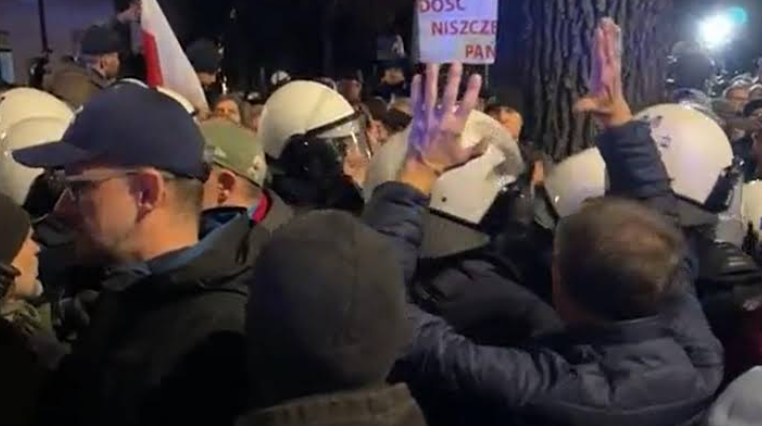 «Государственный переворот» в Польше: президент ночью прорвался в Конституционный суд, два посла подали в отставку