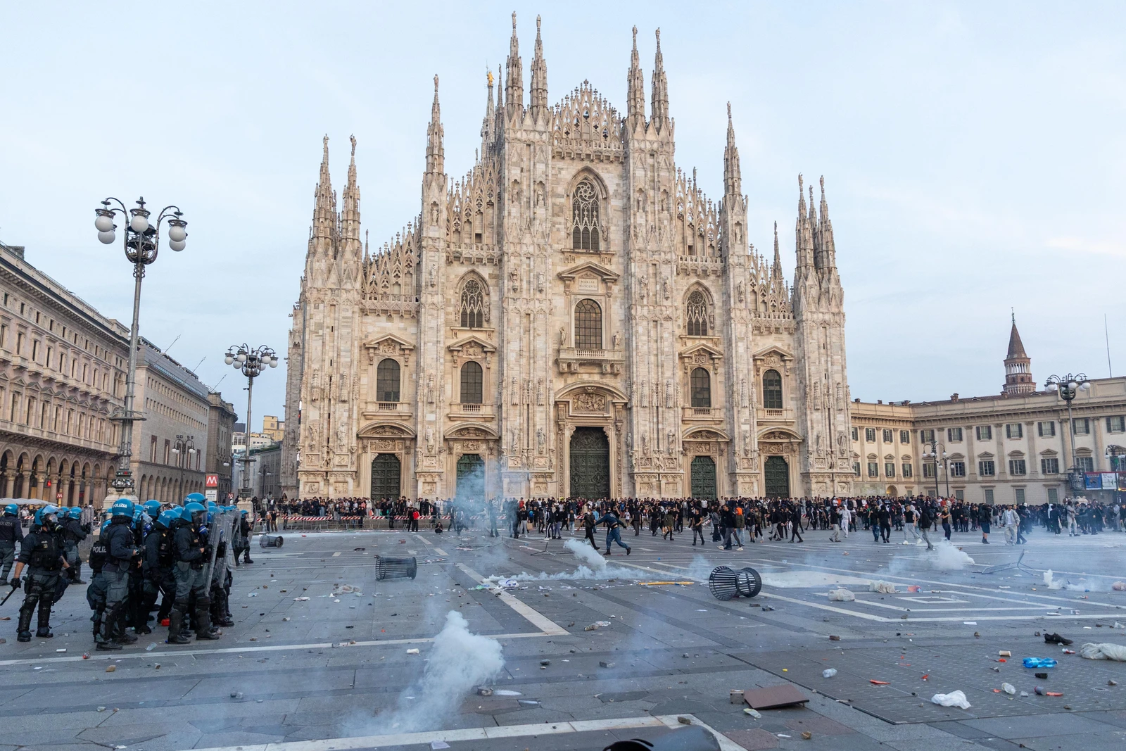 Și Italia, zguduită de proteste violente! Incendii și magazine devastate la Milano, zeci de reținuți și polițiști răniți