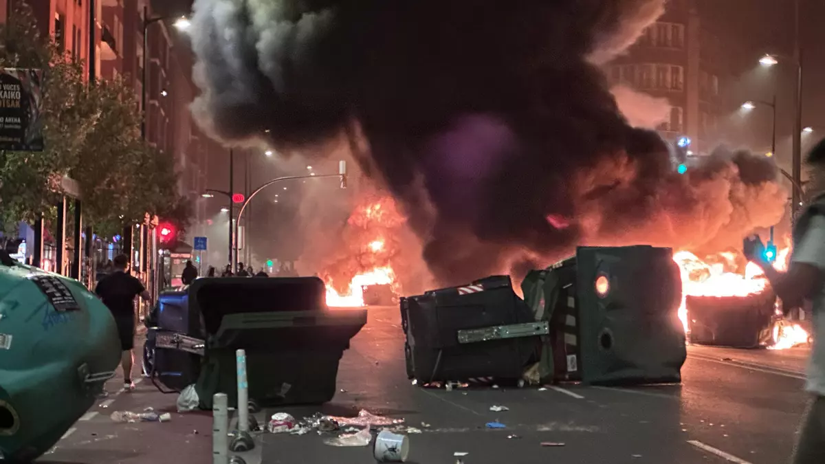 În Spania, protestul împotriva unui jurnalist de dreapta a degenerat în violențe: mașini incendiate și magazine devastate în orașul Bilbao