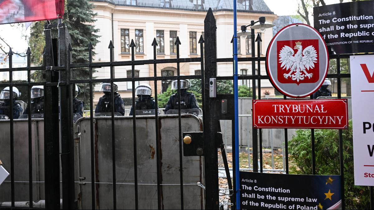 В Конституционном трибунале Польши остаются семь судей, у здания дежурит полиция