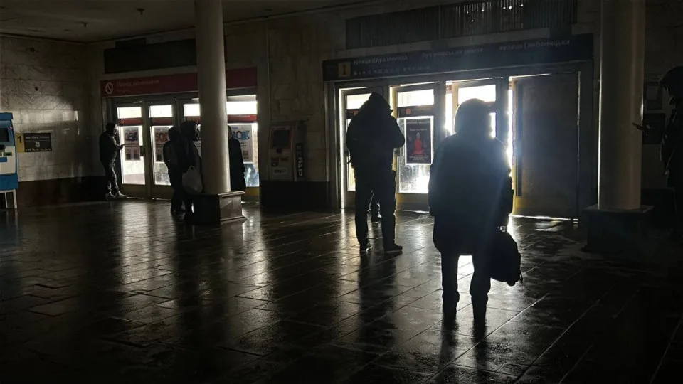 După atacul cu drone, Kievul a rămas parțial fără electricitate și apă, iar metroul și transportul electric s-au oprit