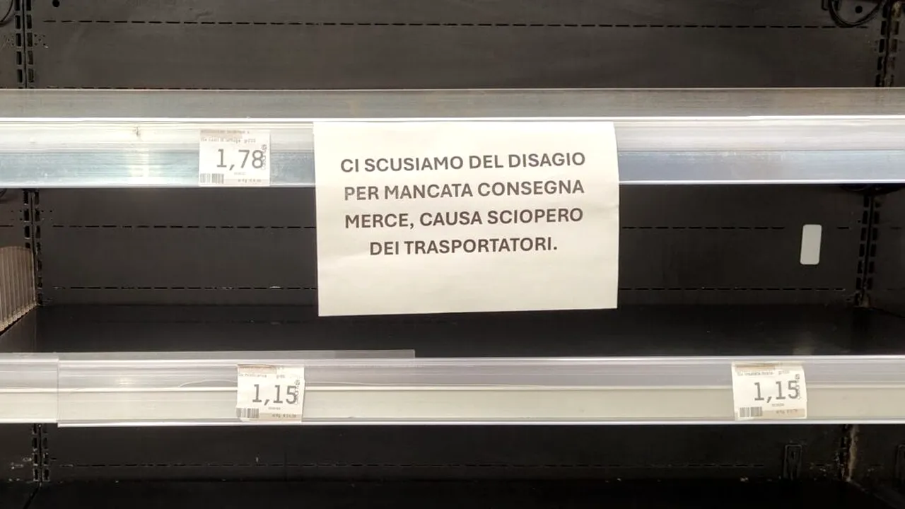 Haos în Napoli după protestele transportatorilor! Ambulanțele riscă să rămână fără combustibil, iar magazinele se golesc