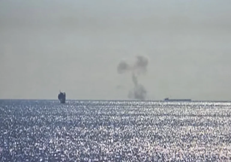 În Marea Neagră, lângă o platformă petrolieră din România, o navă ar fi fost lovită de o dronă: căpitan rănit, 13 dispăruți
